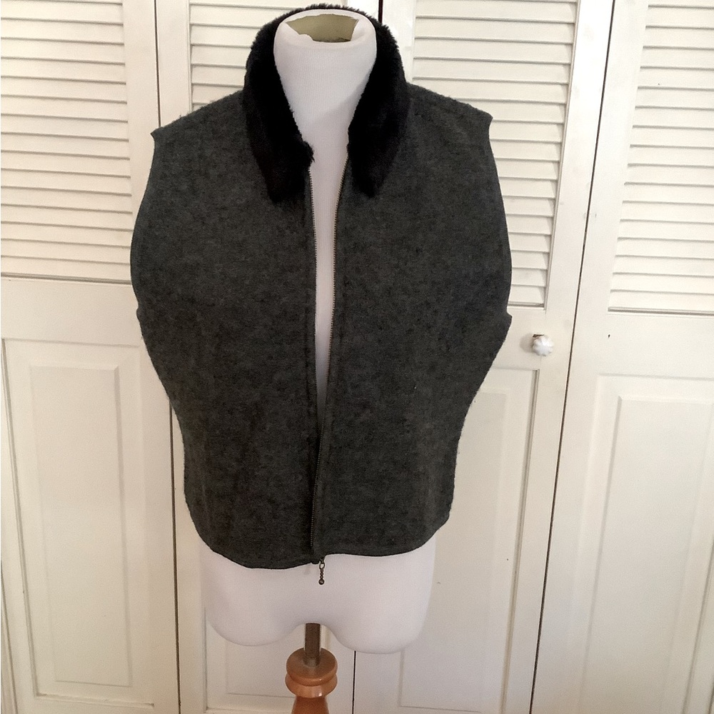 Adorable women’s faux fur ICE collar zip up vest